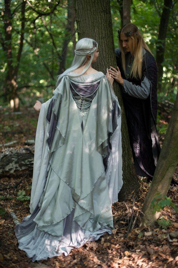 Couple médiéval dans forêt