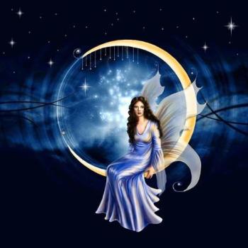 Femme assise sur croissant lune