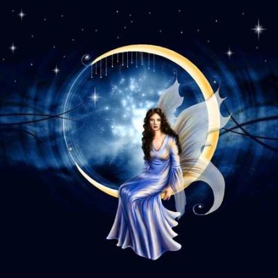 Femme assise sur croissant lune