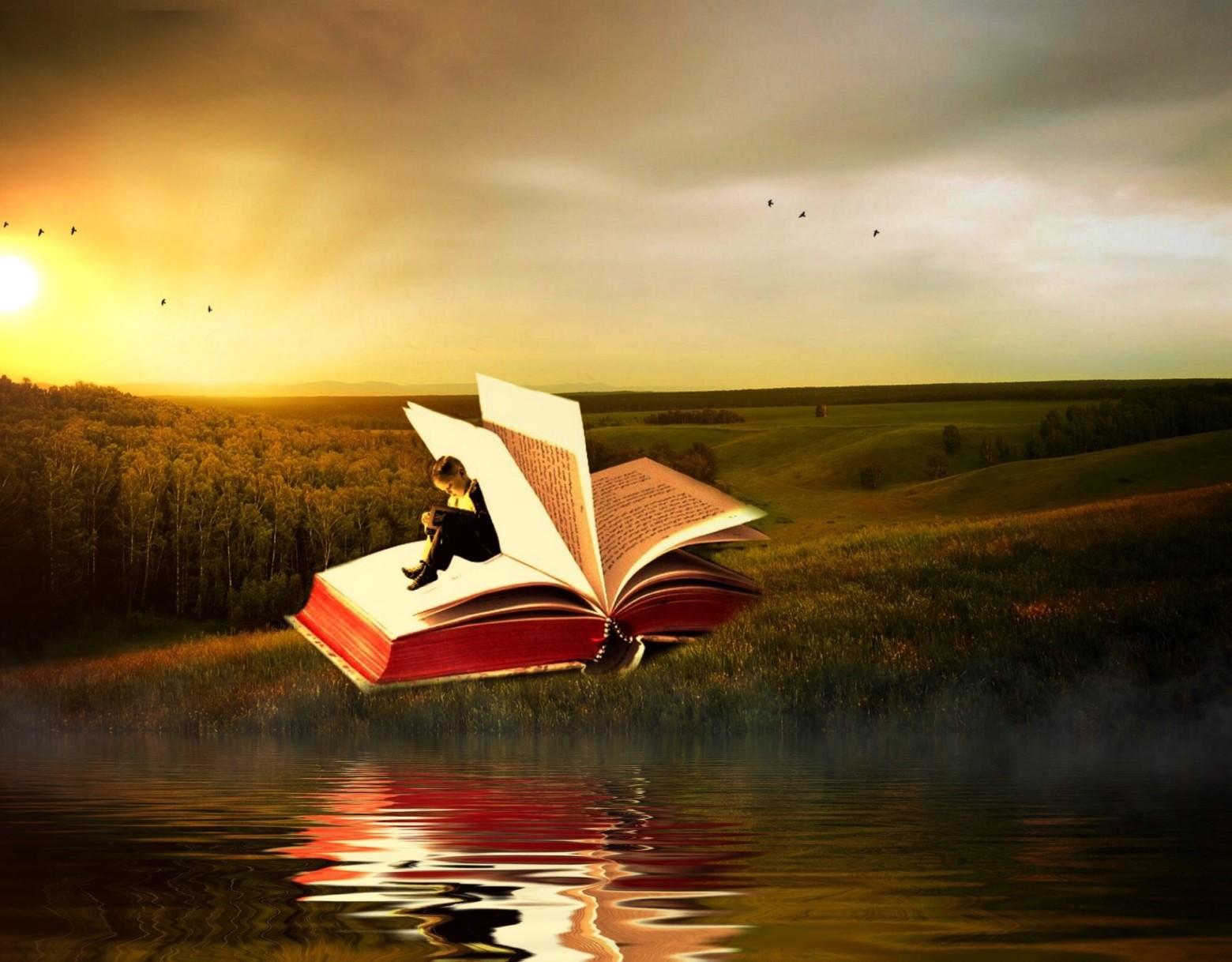 Homme assis dans livre ouvert
