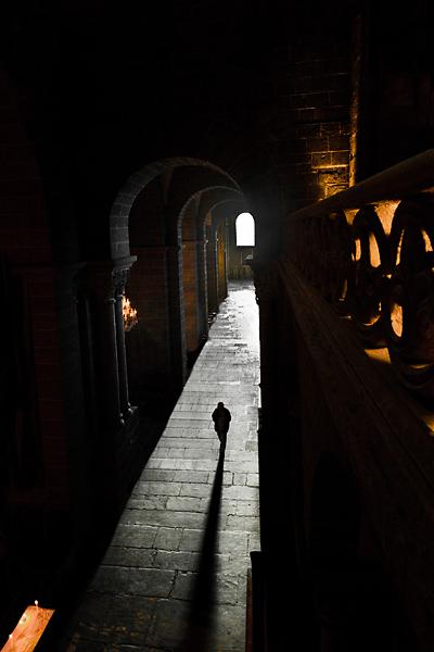 Homme solitaire dans passage sombre