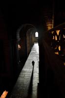 Homme solitaire dans passage sombre