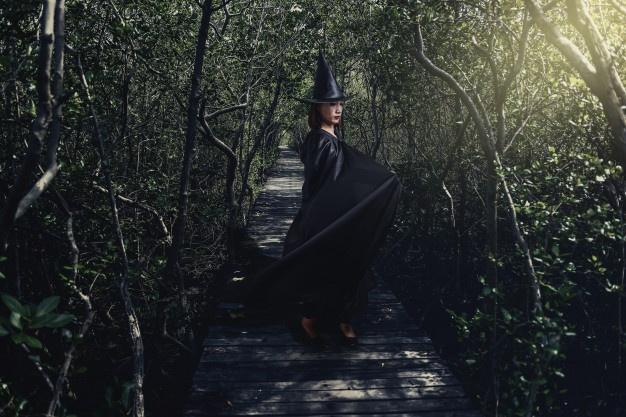 Sorcière dans forêt obscure